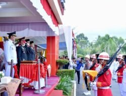 Upacara Penurunan Bendera Merah Putih di Agam Khidmat