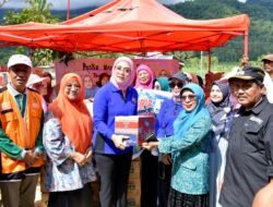 Ketua TP-PKK Agam Dampingi BKOW, BAZNas Sumbar, Salurkan Bantuan Korban Bencana di Tanjung Raya dan Tanjung Mutia
